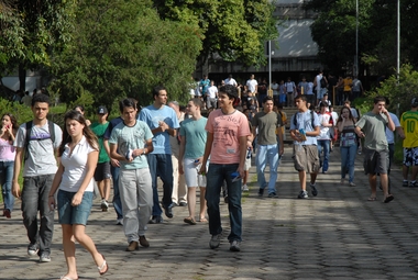 candidatos na saida do predio da.JPG